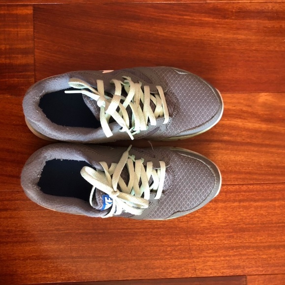 NIKE - Mint and grey walking shoes (Size 5.5) - Picture 2 of 5